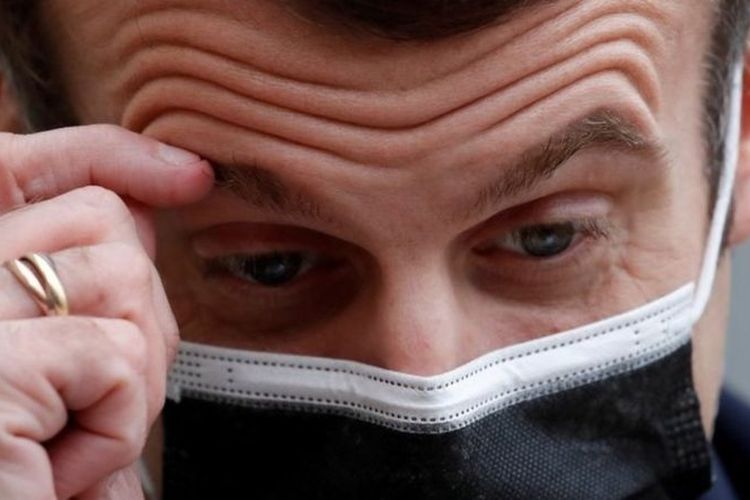 Gejala Presiden Macron termasuk demam serta batuk berat dan kelelahan, kata para pejabat Perancis.