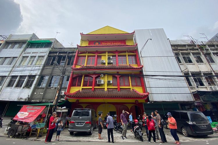 Masjid Lautze yang bernuansa Tionghoa di Pasar Baru, Jakarta Pusat. 