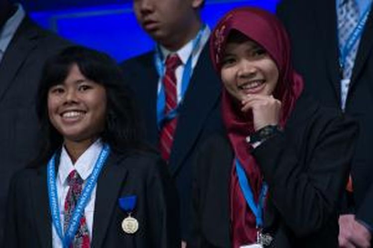 Muhtaza Aziziya Syafiq (kiri) dan Anjani Rahma Putri (kanan) bersama pemenang lain dalam acara penerimaan penghargaan Intel ISEF 2014 di Los Angeles, Amerika Serikat.