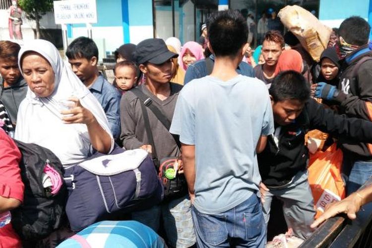 Para pemudik menuju Sapeken Madura tidak terangkut karena kehabisan tiket mudik gratis