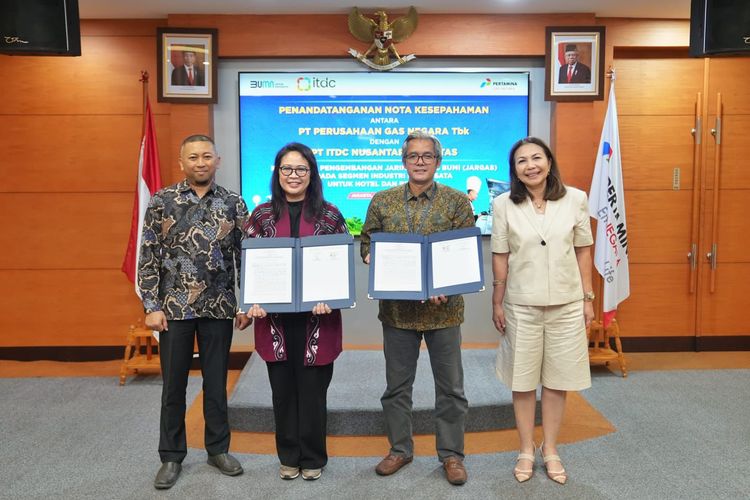 General Manager Sales and Operation Region III PGN, Hedi Hedianto bersama 
President Director PT ITDC Nusantara Utilitas (INU) AA Istri Ratna Dewi menunjukkan dokumen penandatanganan Nota Kesepahamaman Kerja Sama Pengembangan Jaringan Gas (Jargas) di kawasan KEK Mandalika awal September 2024 lalu.
