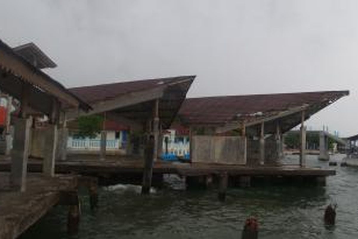 Bangunan food court di pantai Pulau Untung Jawa, Kepulauan Seribu yang terbengkalai. Hal ini diketahui saat Wagub DKI Jakarta Djarot Saiful Hidayat berkunjung ke pulau itu, Jumat (6/2/2015).