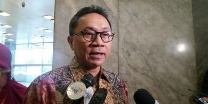 Ketua MPR RI Zulkifli Hasan di Kompleks Parlemen, Senayan, Jakarta, Selasa (12/1/2016)
