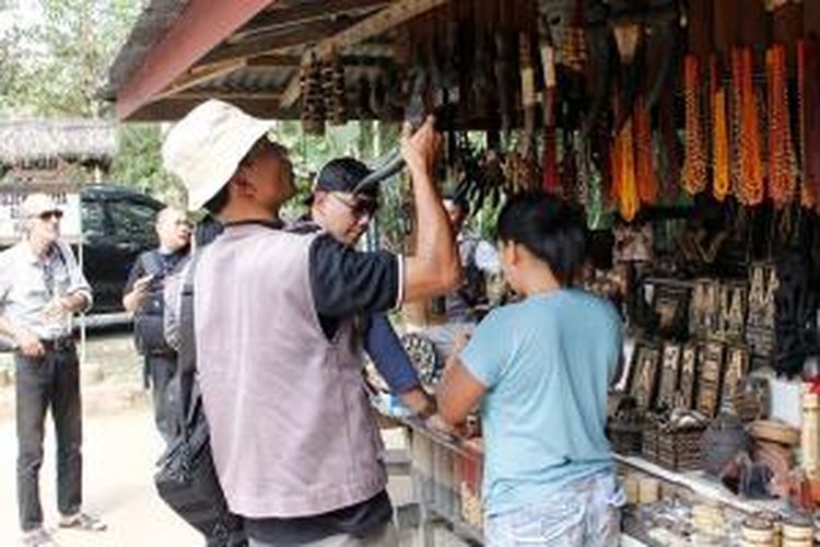 Toko suvenir di obyek wisata Baby Grave Kambira, Kabupaten Tana Toraja, Sulawesi Selatan, Selasa (18/11/2014).  