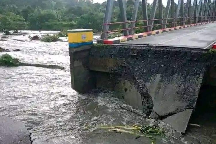 Jembatan Kali Satu di Desa Tamilow Kecamatan Amahai, Kabupaten Maluku Tengah terputus setelah diterjang banjir luaoan sungai, Selasa (11/6/2024)