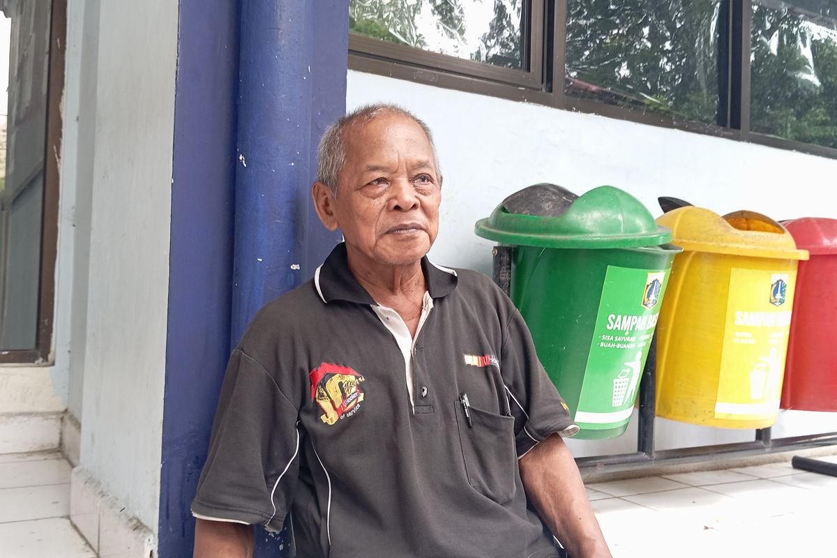 Sugeng (74), jukir yang kena sidak, memberikan keterangan di kantor Sudinhub, Senen, Jakarta Pusat, Rabu (29/5/2024)