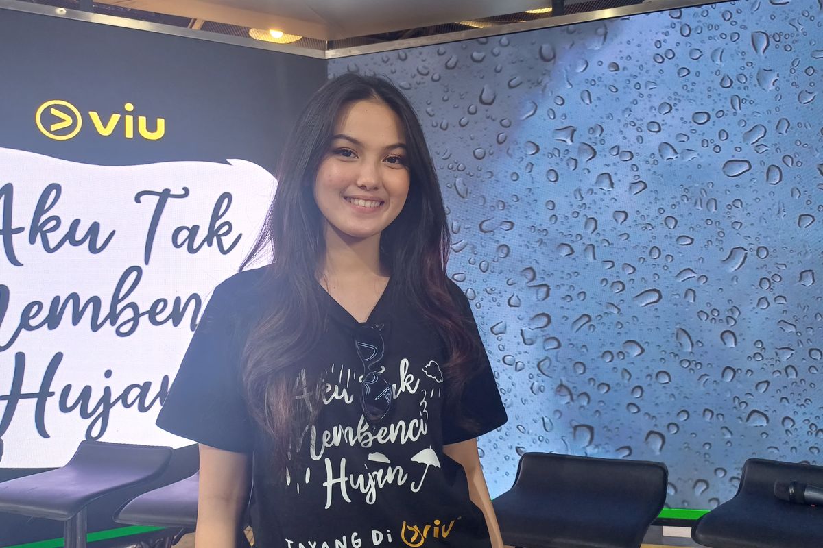Aisyah Aqilah di cast reveal Aku Tak Membenci Hujan di Kuningan, Jakarta Selatan, Senin (14/10/2024).