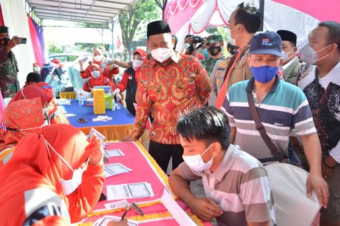 Vaksinasi Covid-19 untuk Pedagang Dimulai, Bupati Gresik Minta Masyarakat Tetap Patuhi Prokes