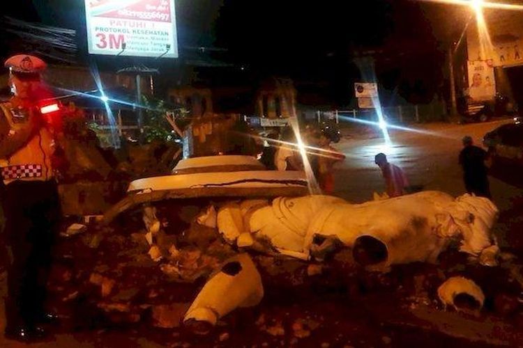 Salah satu patung ikonik Kabupaten Purwakarta, yakni Patung Bima hancur usai ditabrak truk yang diduga alami rem blong, Minggu (22/1/2023) malam. 