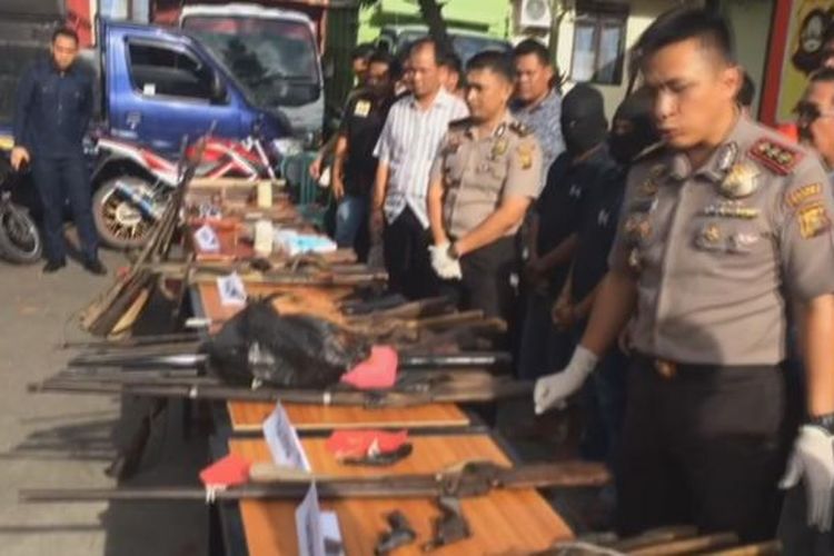 Kapolres Muaraenim AKBP Hendra Gunawan menunjukkan barang bukti senjata api rakitan yang berhasil disita selama operasi senpi Musi 2017