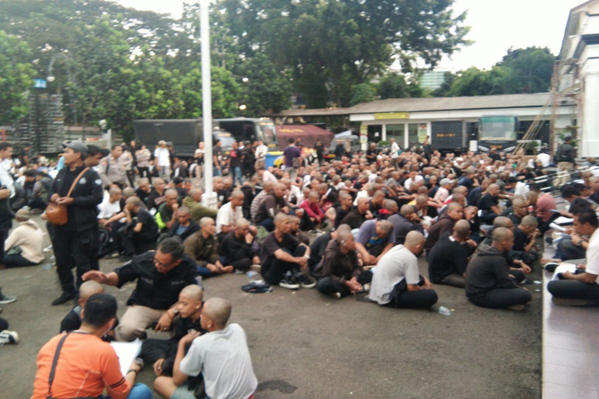 Ratusan anak muda dalam kelompok berbaju hitam diamankan aparat Polrestabes Bandung di tengah perayaan May Day di Bandung, Rabu (1/5/2019).