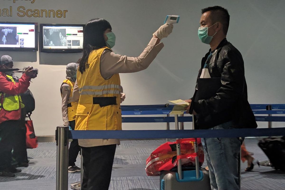 Petugas Kesehatan memeriksa penumpang di kedatangan internasional Bandara Soekarno-Hatta, Rabu (4/3/2020)