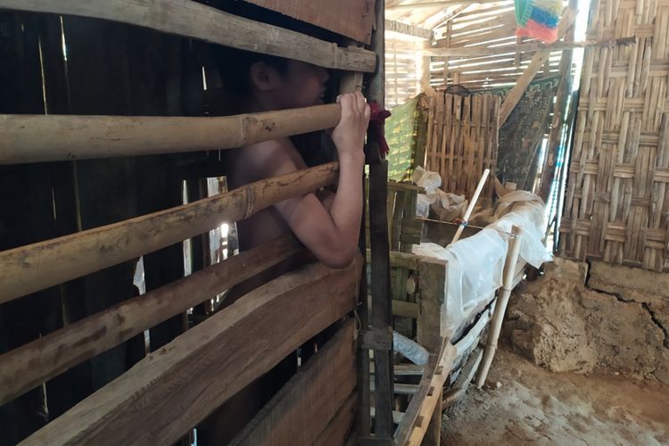 Moh Efendi (12) dikurung di dalam bekas kandang ayam oleh orangtuanya karena memiliki kelainan mental sejak lahir. Efendi sering merangkak hingga pernah ditemukan di hutan, Jumat (4/10/2019).