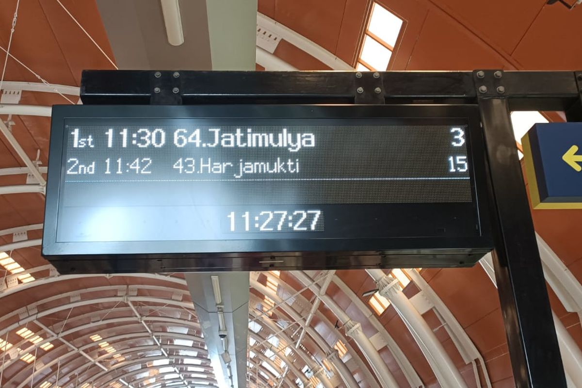 Informasi penunjuk jam keberangkatan rangkaian kereta lintas raya terpadu (LRT) di Stasiun Dukuh Atas, Jakarta, Rabu (1/11/2023). Perbedaan waktu tiba atau headway terasa berbeda ketika jam sibuk dan jam lenggang atau memasuki waktu siang.