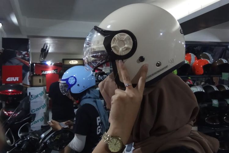 Hunting Helm Khusus Wanita Hijabers di IIMS Motobike Expo - KOMPAS.com