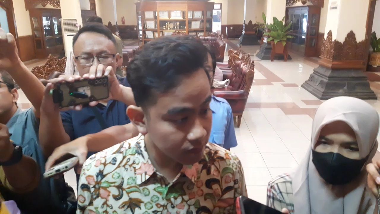 Hasto Sebut Jokowi Tak Bisa Langsung Bertemu Megawati, Gibran: Silaturahmi Kok Dilarang