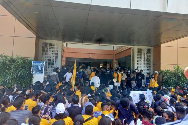 Mahasiswa Fisipol menggelar aksi unjuk rasa di dengan gedung Rektorat Undana