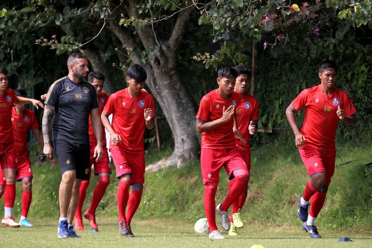 Pelatih fisik Arema FC, Marcos Gonzalez memimpin latihan fisik tim selama Training Center (TC) di Kota Batu, Jawa Timur, Rabu (22/01/2020) pagi.