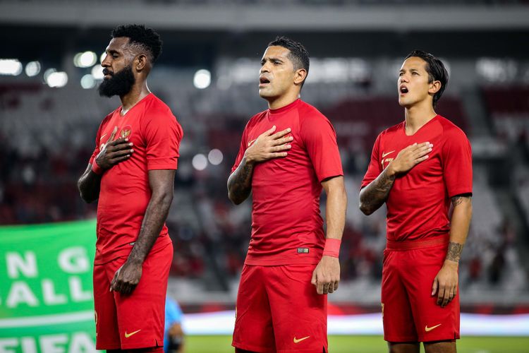 Pesepak bola timnas Indonesia, Rudolof Basna, Alberto Goncalves dan Irfan Bachdim menyanyi lagu kebangsaan Indonesia Raya saat pertandingan persahabatan antara timnas Indonesia melawan timnas Vanuatu di Stadion Gelora Bung Karno, Jakarta Pusat, Sabtu (15/6/2019). Tim Nasional (timnas) Indonesia meraih kemenangan telak saat melakoni laga bertajuk FIFA Matchday melawan Vanuatu dengan skor 6-0.