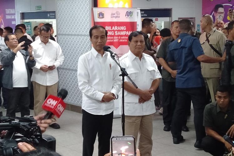 Jokowi dan Prabowo di Stasiun MRT Senayan, Jumat (13/7/2019).