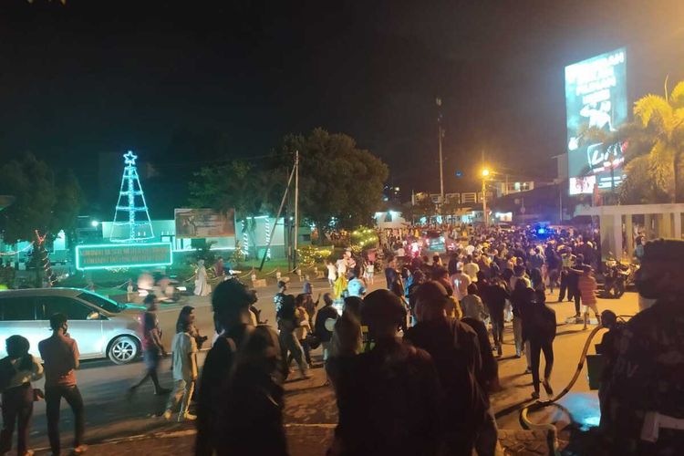 Aparat TNI Polri membubarkan warga yang hendak merayakan mal. Pergantian tahun di kawasan Taman Pattimura Ambon, Kamis malam (31/12/2020)