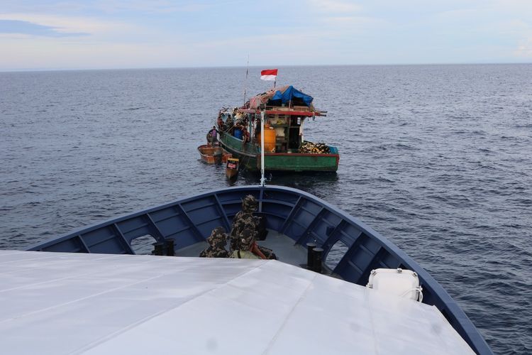 Petugas Pengawas Sumber Daya Keluatan dan Perikanan (PSDKP) Stasiun Ambon yang sedang melakukan pengawasan dengan menggunakan Kapal Perikanan Hiu 13 menangkap dua kapal nelayan yang sedang melakukan oeprasi penangkapan ikan di peraiaran Sulabessi, Sanana akhir Januari 2022 lalu