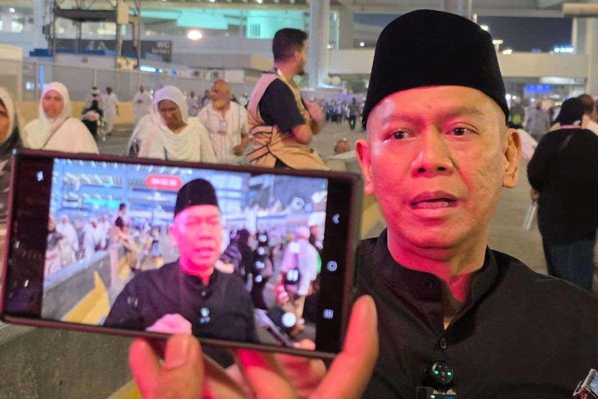 Anggota Timwas Haji DPR RI Adies Kadir kepada Parlementaria saat memantau kegiatan ibadah haji, di Mina, Makkah, Sabtu (7/6/2025).