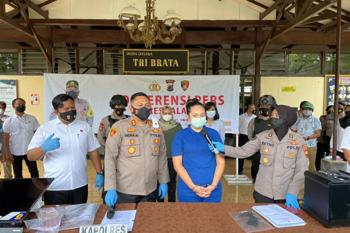 Tersangka lelang arisan online fiktif RAP saat gelar kasus di Mapolres Salatiga