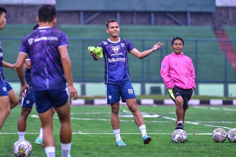 Rezaldi Hehanussa dalam sesi latihan pertamanya bersama Persib Bandung, Sabtu (28/1/2023). Ia baru saja didatangkan Persib dari Persija Jakarta dalam jendela transfer tengah musim Liga 1 20222-2023.