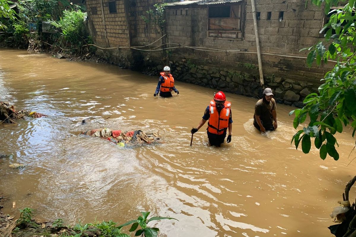 Seorang pria berinisial ASN (23) di Kelurahan Gedong, Kecamatan Pasar Rebo, Jakarta Timur, hilang sejak Selasa (1/3/2022) siang.  Pria yang berprofesi sebagai buruh pabrik itu awalnya memanjat pohon kelapa di bantaran Kali Baru, wilayah Gedong, pada Selasa kemarin, pukul 12.30 WIB.