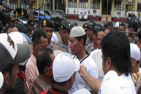 Tuntut Penculik Ditangkap, Keluarga Korban Demo Polda Maluku 