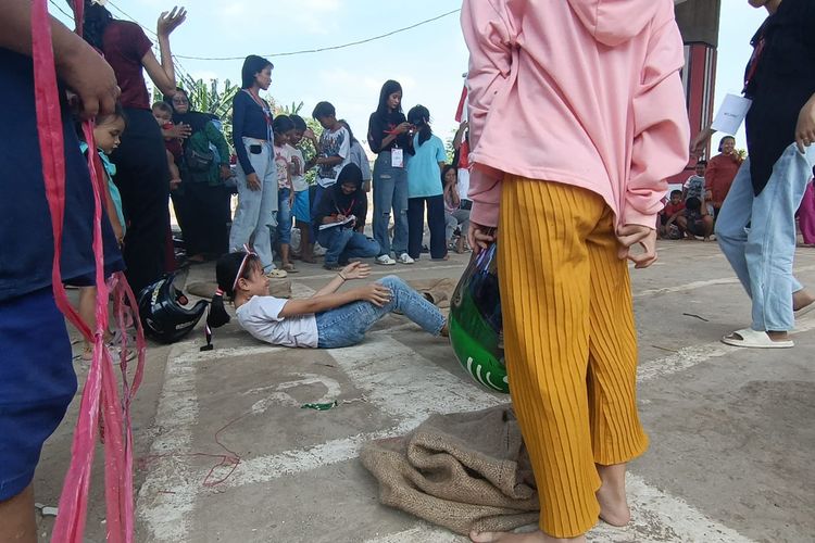 Aksi anak-anak dari RT 014 RW 002 Kelurahan Cipinang Besar Selatan, Jakarta Timur, saat merayakan lomba dalam perayaan HUT RI ke-78, Kamis (17/8/2023). Anak-anak di sana tampak berguling-guling di tanah berdebu saat lomba balap karung menggunakan helm.