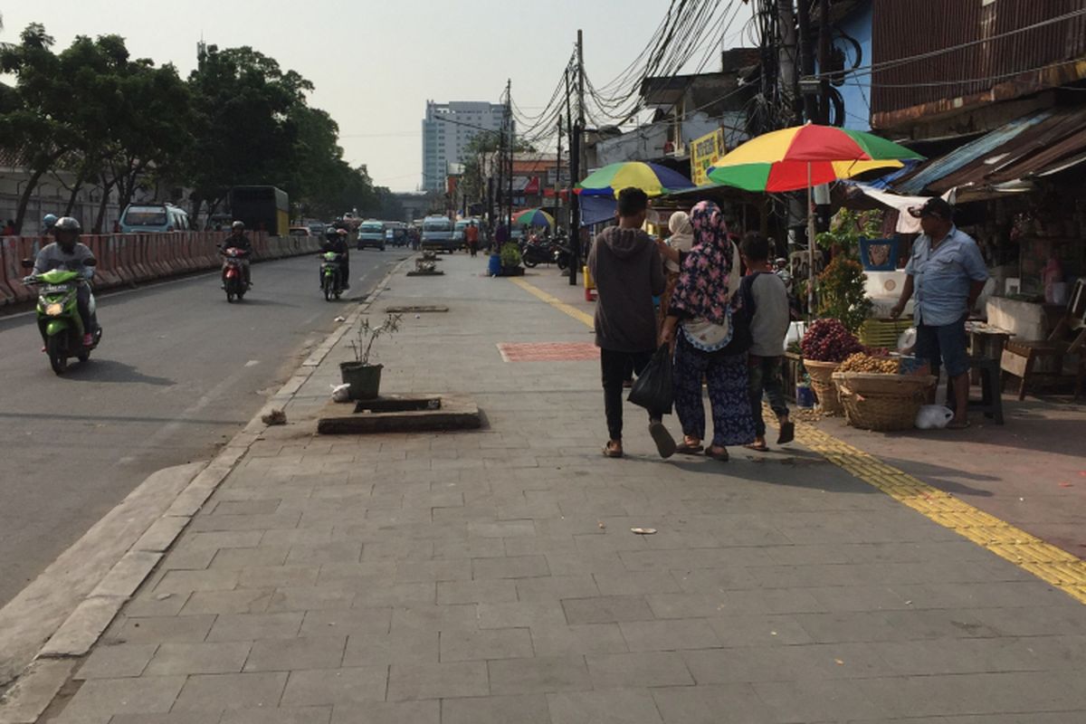 Suasana dekat Stasiun Tanah Abang, Jakarta Pusat, Selasa (3/7/2017) sore. Pekan awal setelah libur Lebaran 2017, kawasan Tanah Abang masih lengang, terlihat dari trotoar yang sepi dari pedagang.