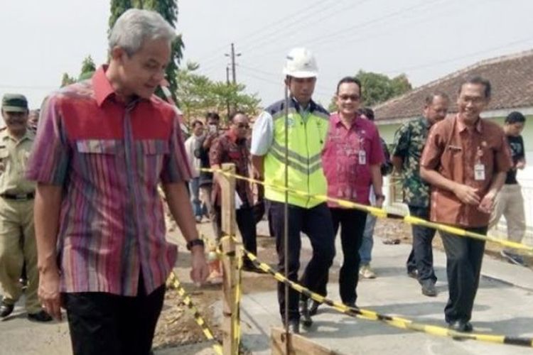 Gubernur Jawa Tengah Ganjar Pranowo mengecek Jembatan Sidorejo, Kecamatan Brangsong, Kabupaten Kendal, Selasa (16/5/2017).