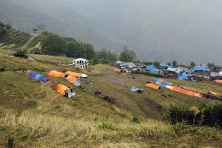 Tenda darurat dibangun warga korban gempa di kawasan pegunungan di Desa Gumda, pedalaman Nepal, dekat dengan episentrum gempa di Kabupaten Gorkha, Nepal, 29 April 2015. Bantuan mencapai kawasan pedalaman untuk kali pertama pada Rabu.