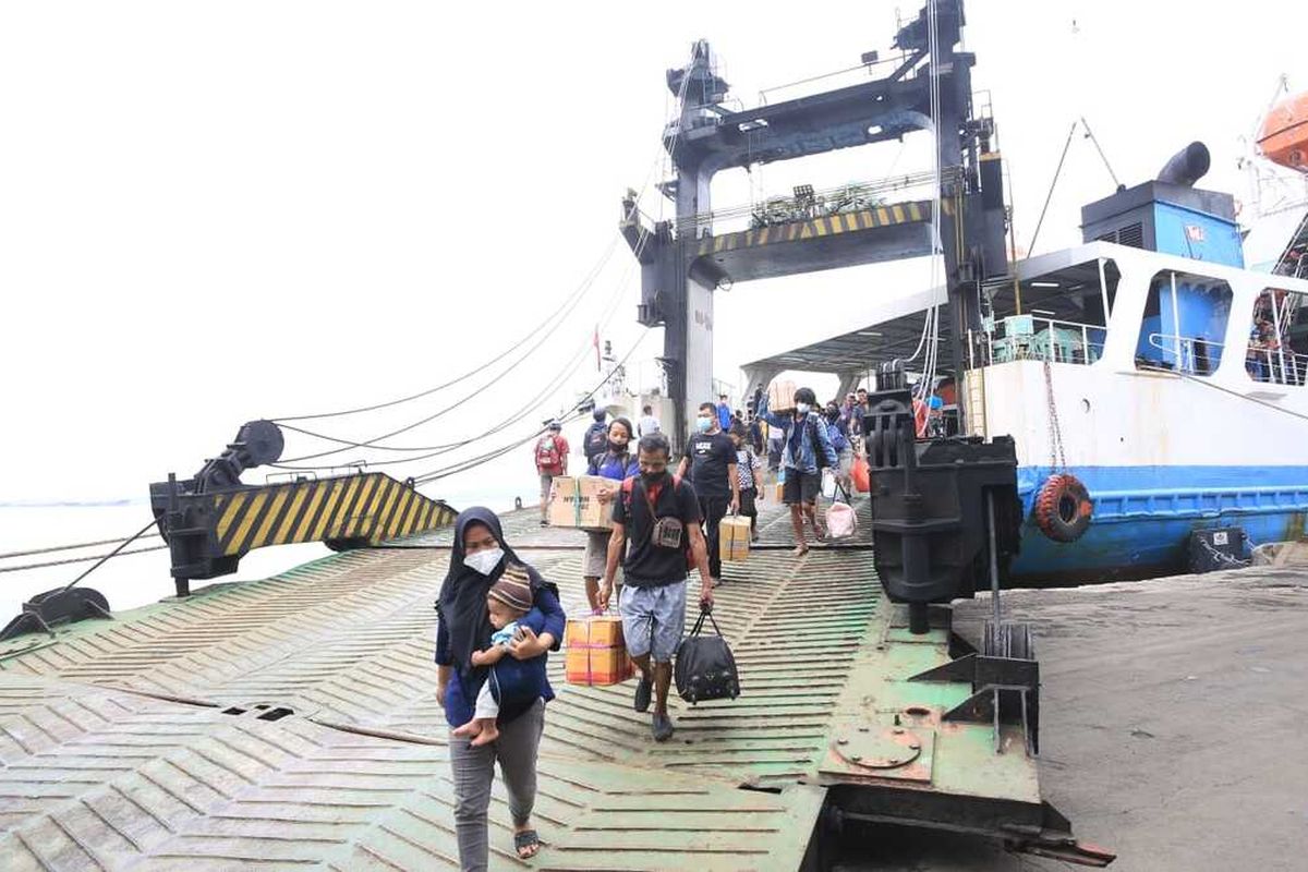 Penumpang mudik kapal laut di Pelabuhan Tanjung Perak Surabaya