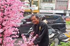 Rangkaian Indah Bunga Mei Hwa di Pecinan Glodok yang "Mekar" di Tangan Aning...