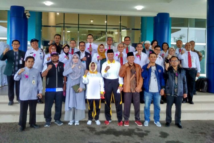 Sejumlah bakal calon foto bersama dengan tim dokter pemeriksa, BNNK Tanjungpinang, dan Komisioner KPU Tanjubgpinang.