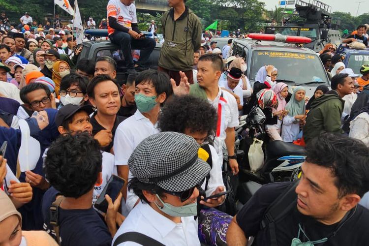 Rian D'MASIV tengah berada di kerumunan massa kampanye akbar Anies-Cak Imin di Jakarta International Stadium (JIS).