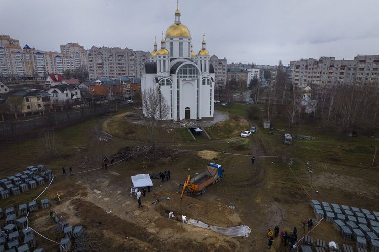 Hallan 1.222 cadáveres en Kiev tras excavaciones en fosas comunes Ucrania recoge pruebas de crímenes de guerra
