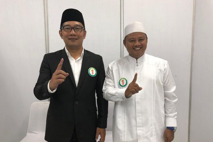 Pasangan nomor urut 1 di Pilkada Jabar 2018, Ridwan Kamil dan Uu Ruzhanul Ulum (Rindu)  saat hadir dalam acara debat publik di Gedung Sabuga, Bandung, Senin (12/3/2018) malam.  