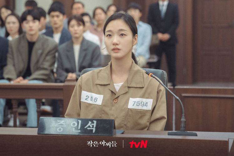 Oh In Joo (Kim Go Eun) duduk di kursi terdakwa dalam drama Little Women episode 11.