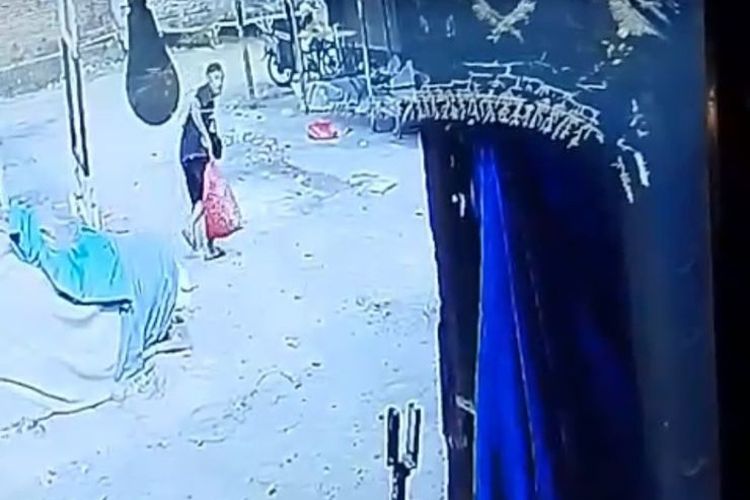 CURI BAWANG MERAH--Video aksi seorang pemuda yang nekat mencuri sekarung bawang merah di salah satu kios di Pasar Sayur Kelurahan Bangunsari, Kecamatan Dolopo, Kabupaten Madiun, Jawa Timur viral di media sosial, Selasa (5/8/2025) pagi.