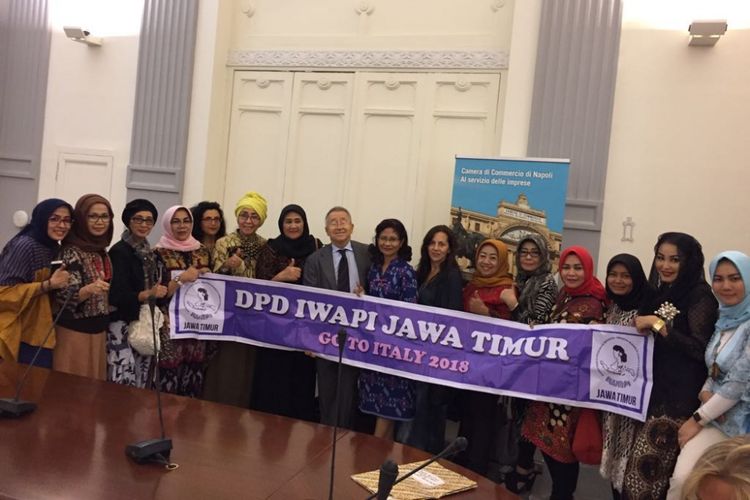 Delegasi IWAPI Jawa Timur berpose dengan Dubes RI untuk Italia, Esti Andayani.