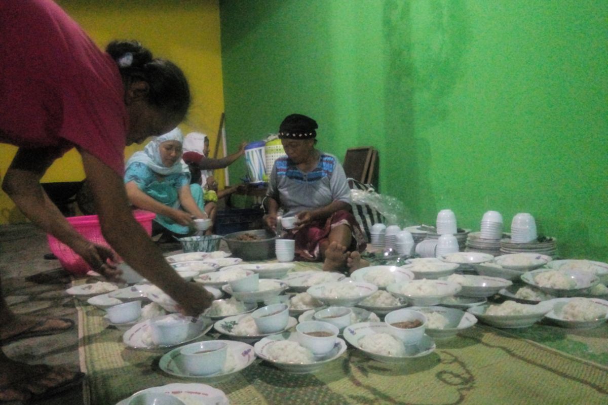 Warga Menyiapkan nasi dengan Lauk Tongseng di Masjid Al-Fath Dusun Kedondong, Desa Sumbermulyo, Kecamatan Bambanglipuro, Bantul, Jumat 26/5/2017 Malam  