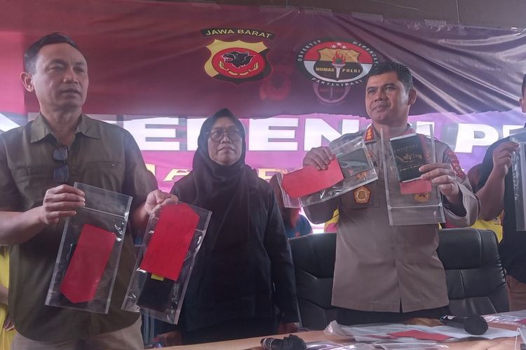 Kabidhumas Pokda Jabar Kombes Hendra Rochmawan dan Dirkrimum Polda Jabar Kombes Pol Surawan tebga melakukan press confrence pengungkapan perdagangan bayi yang dijual ke Singapura, di Mapolda Jabar, Kota Bandung Jawa Barat, Kamis (17/7/2025)