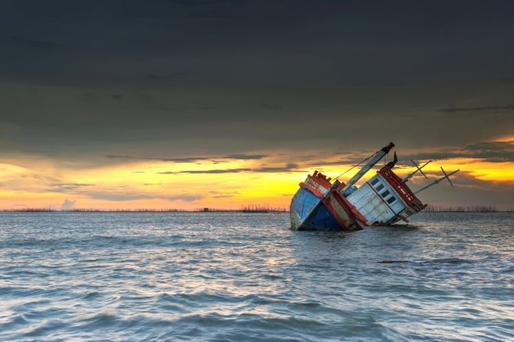 Kapal Tabrakan dengan Paus dan Terbalik, 5 Orang Tewas