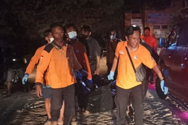 Tim SAR Gabungan mengevakuasi korban hilang yang ditemukan di Pantai Krakal, Gunungkidul, DI Yogyakarta Selasa (5/7/2022)