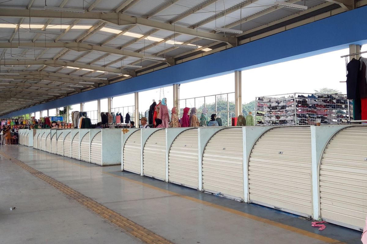 Pasca libur lebaran, lapak pedagang di skybridge Tanah Abang masih banyak yang tutup, Selasa (11/6/2019)