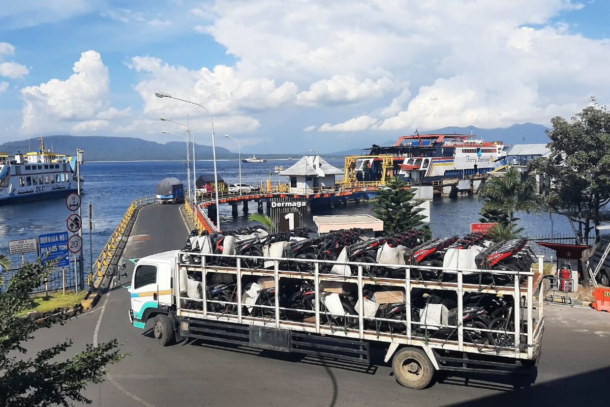 Ilustrasi penyeberangan di Pelabuhan Ketapang, Banyuwangi, Jawa Timur.